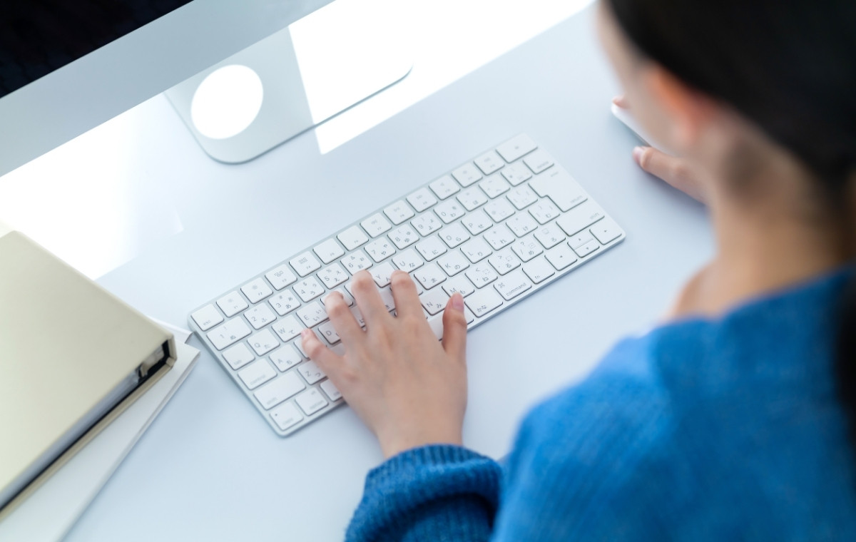 PCに入力している人の写真