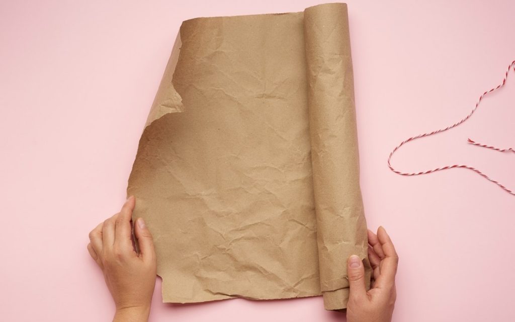 丸めた緩衝材を開いている写真