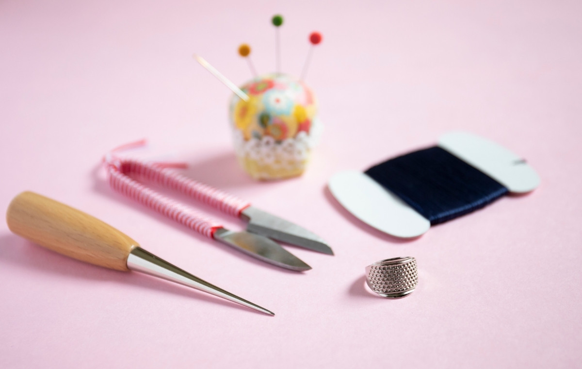 裁縫道具の写真。左端に目打ちが置かれている