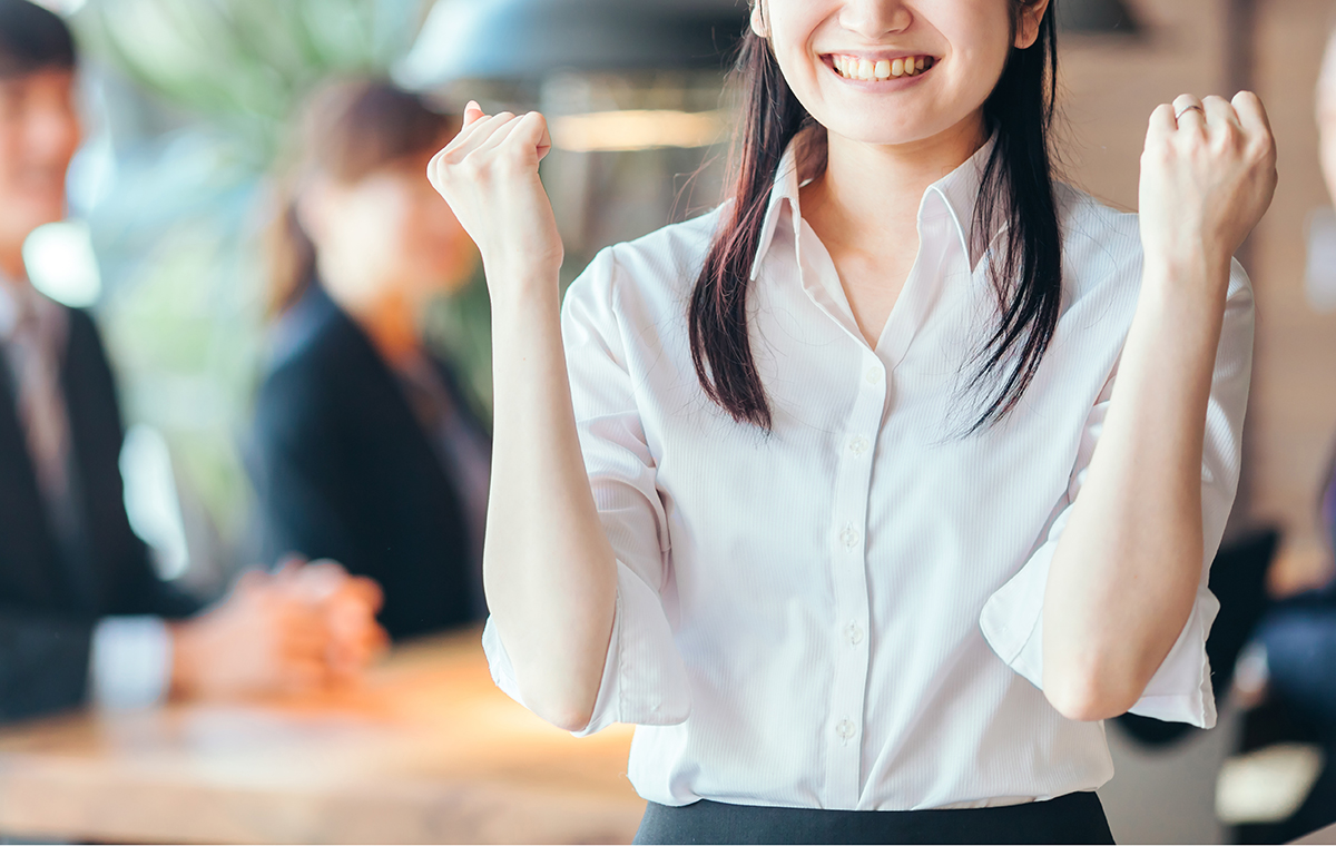 仕事で成果が出て喜ぶ女性