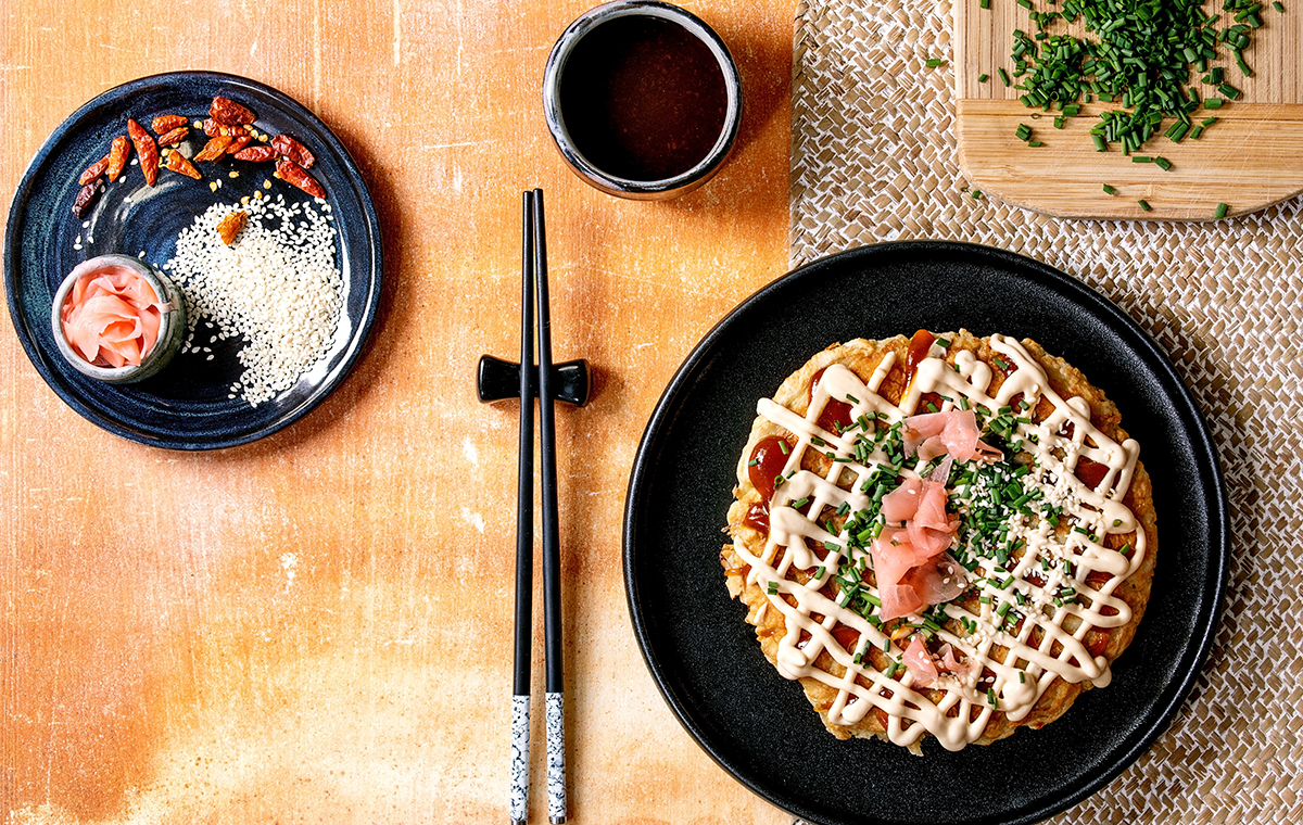 テーブルの上のお好み焼き