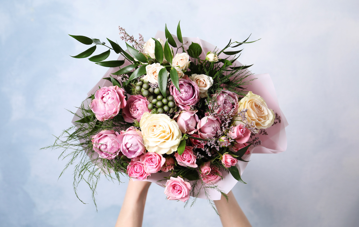 花束を持っている人の手元