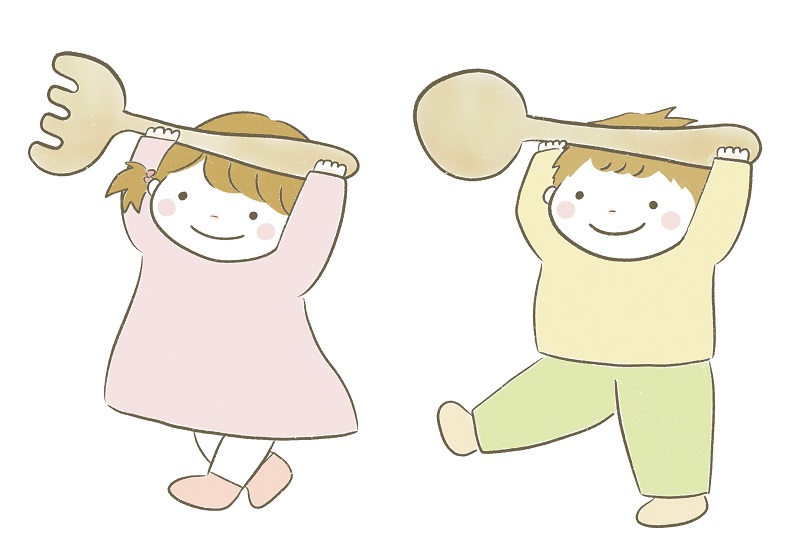 フォークを持つ女の子とスプーンを持つ男の子