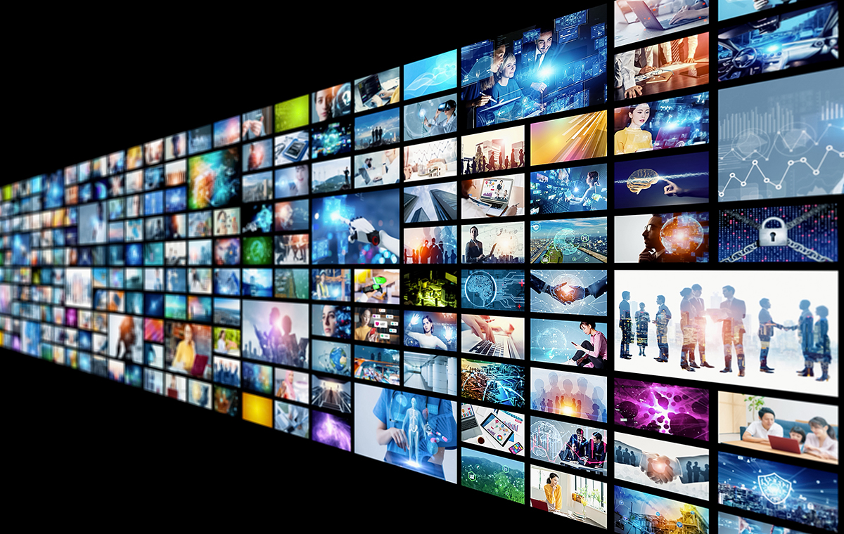 無数のサムネイル画像が並んだイメージ写真