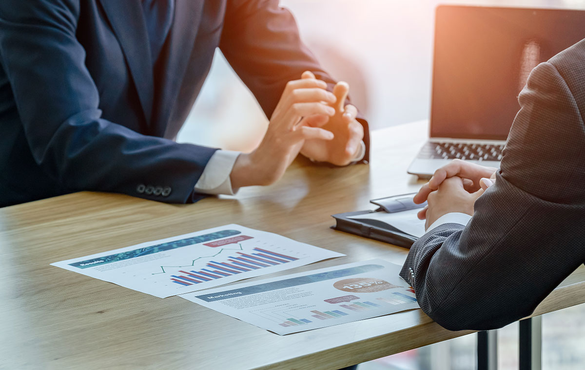 打ち合わせしているビジネスパーソン