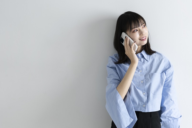 スマホで電話する女性の写真