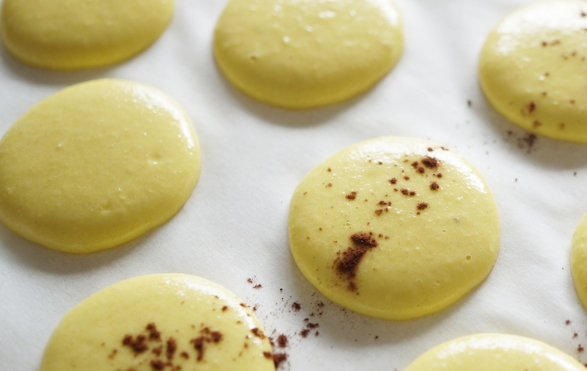 マカロン記事をオーブンで焼こうとしている写真