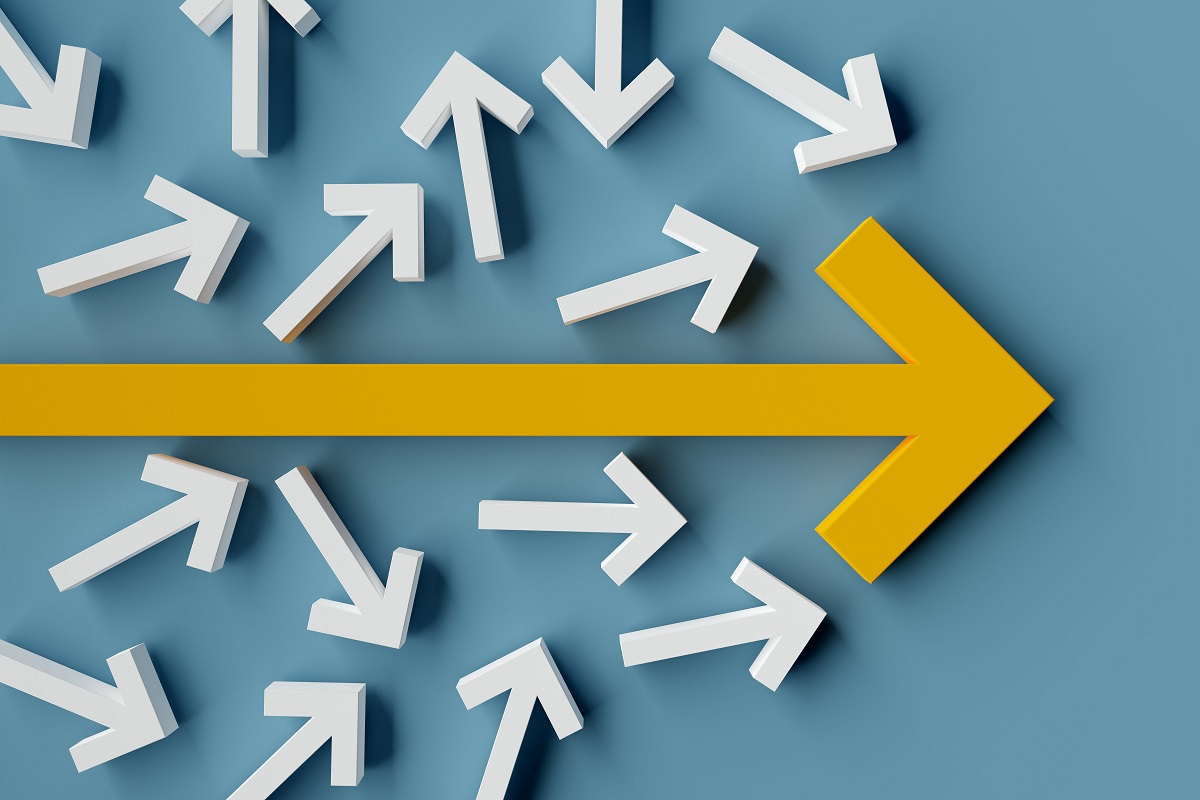 左から右へまっすぐ伸びた黄色い矢印、その周りを囲むランダムな方向を向いている白い矢印の画像