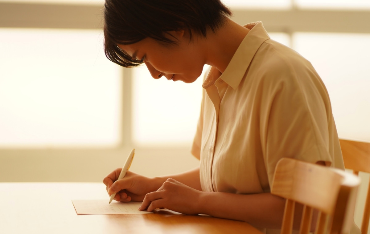 手紙を書く女性の写真