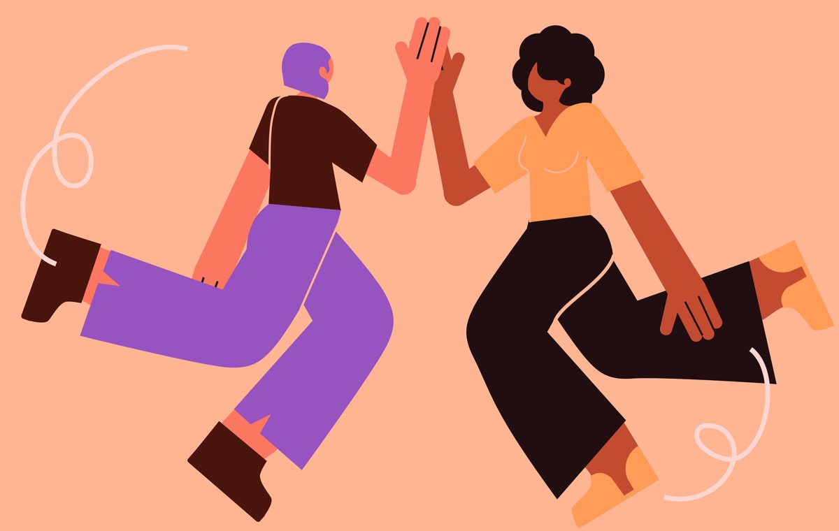 ハイタッチする女性