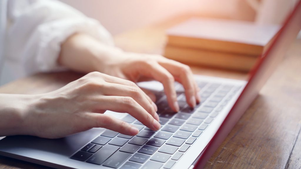 キーボードを売っている人の手元