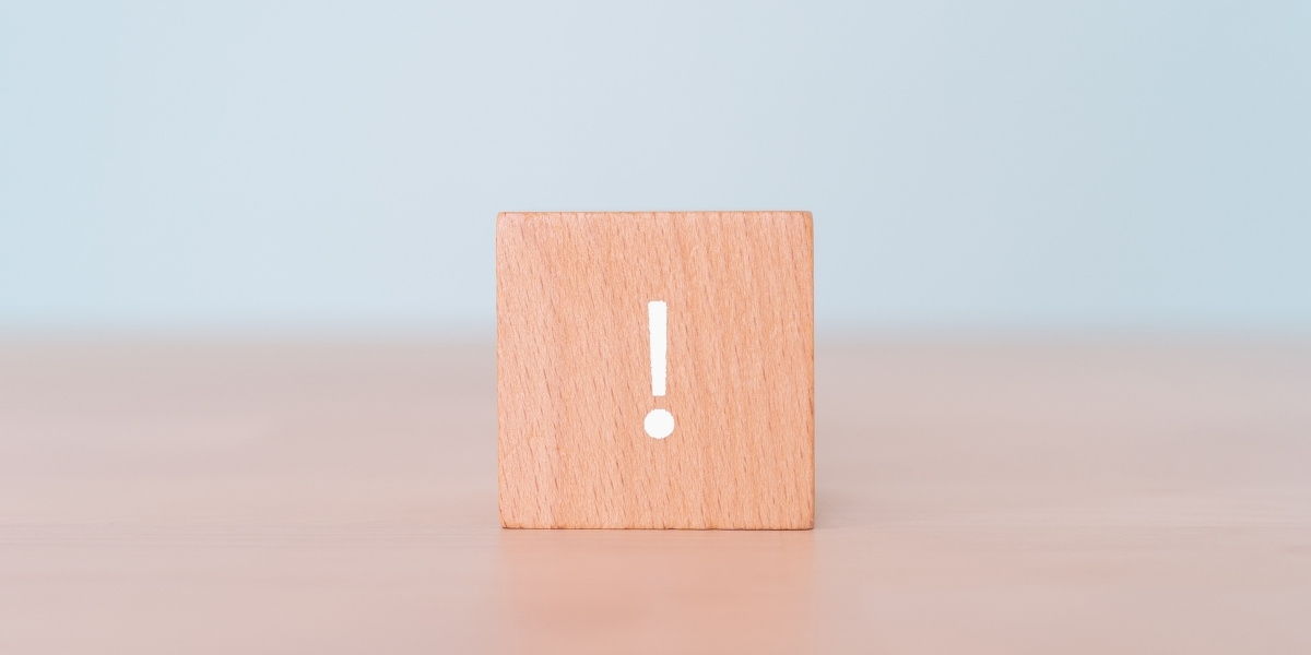 ビックリマークが書かれた木のオブジェが置かれている写真