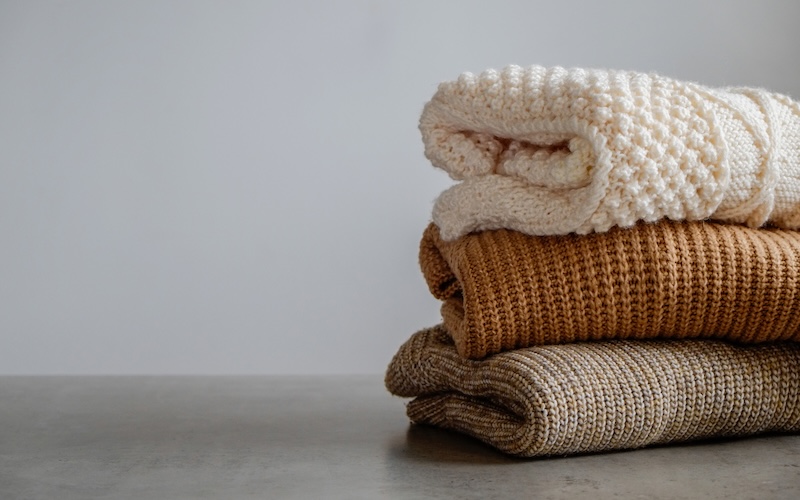 積み重ねられたニットの写真