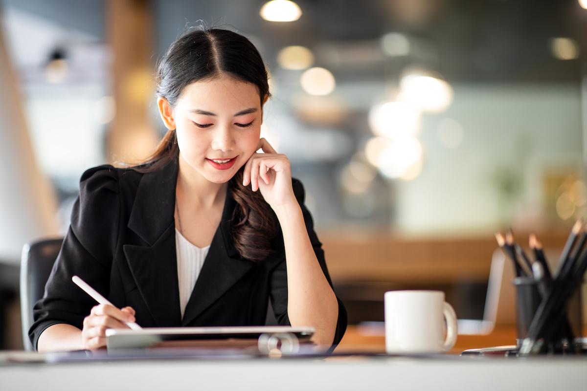 タブレットで作業している人