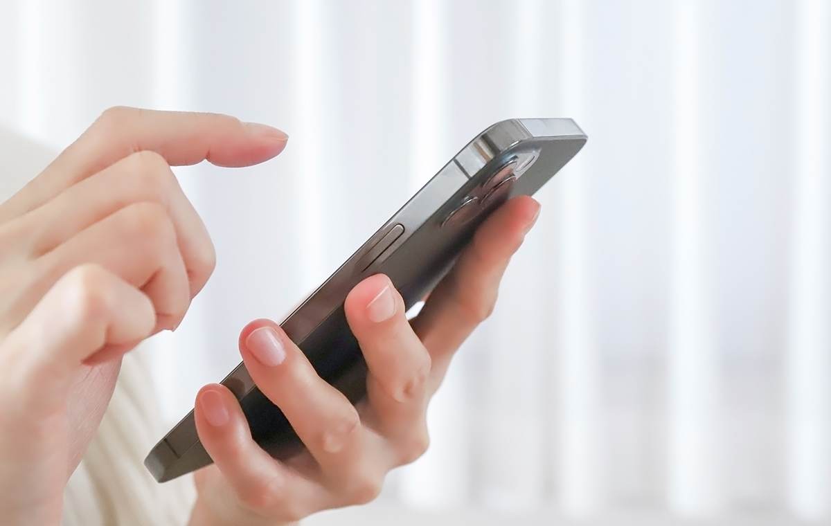 スマホを操作する手元