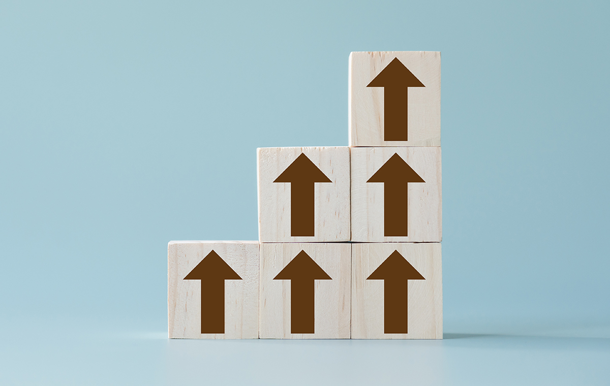 上向の矢印がプリントされた積み木が積み上がっている様子