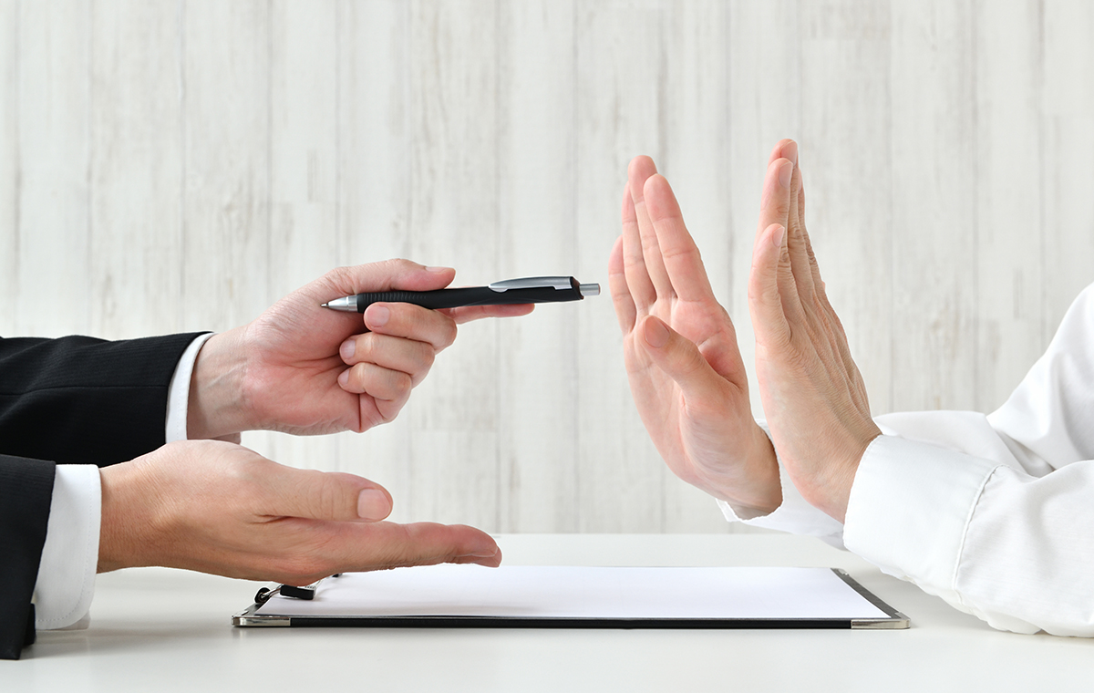 断るジェスチャー