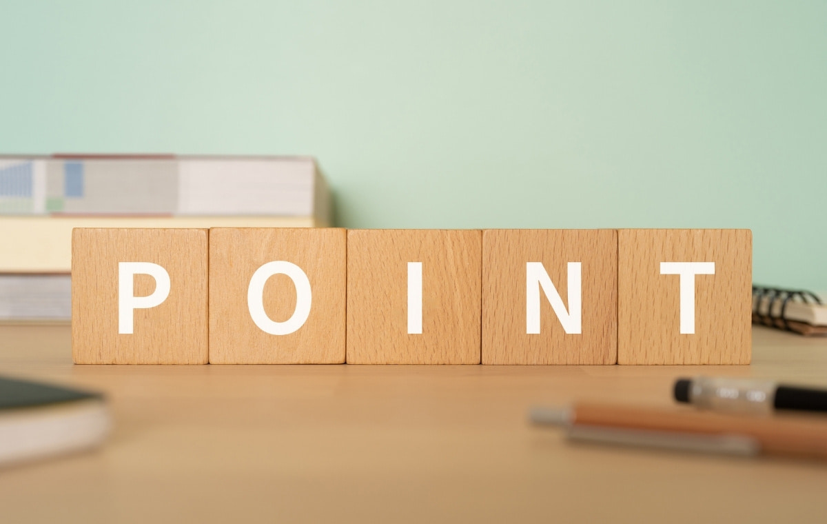 POINTという文字の木のブロックがおかれている写真