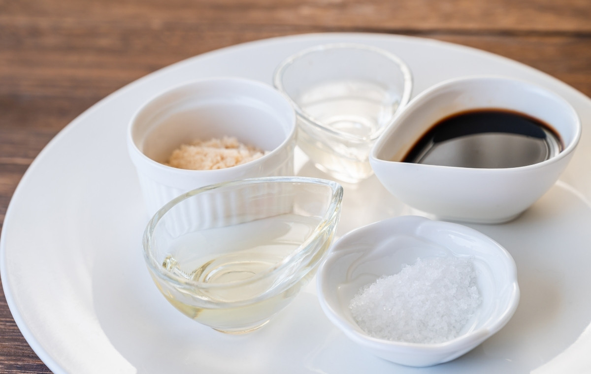 油やしょうゆ、塩など調味料が並んでいる写真