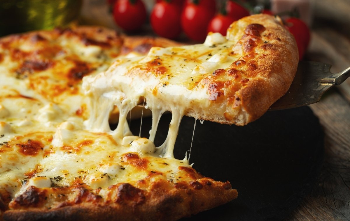 オレガノがちりばめられたピザの写真