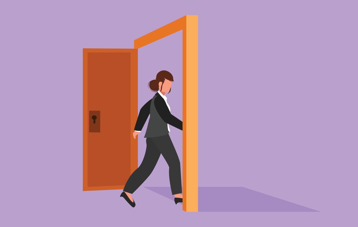 部屋に入る女性のイラスト