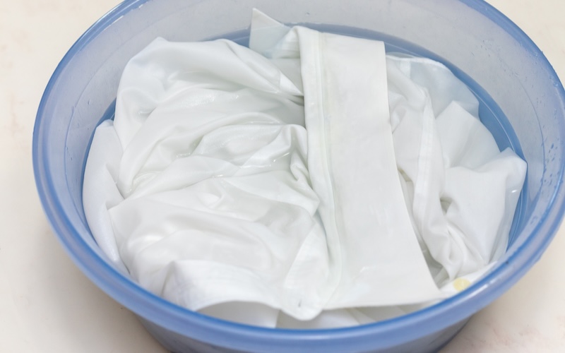 シャツのつけおき洗い