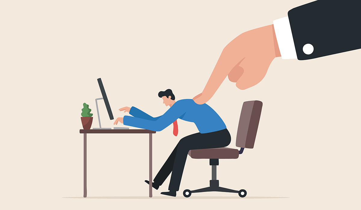 デスクに向かってPC作業する男性と上司の圧力 イラスト