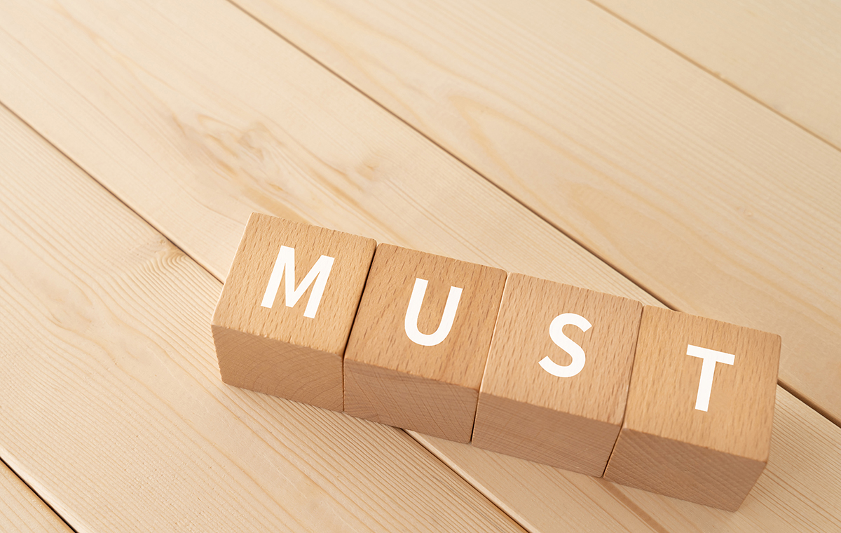 MUSTと書かれた積み木