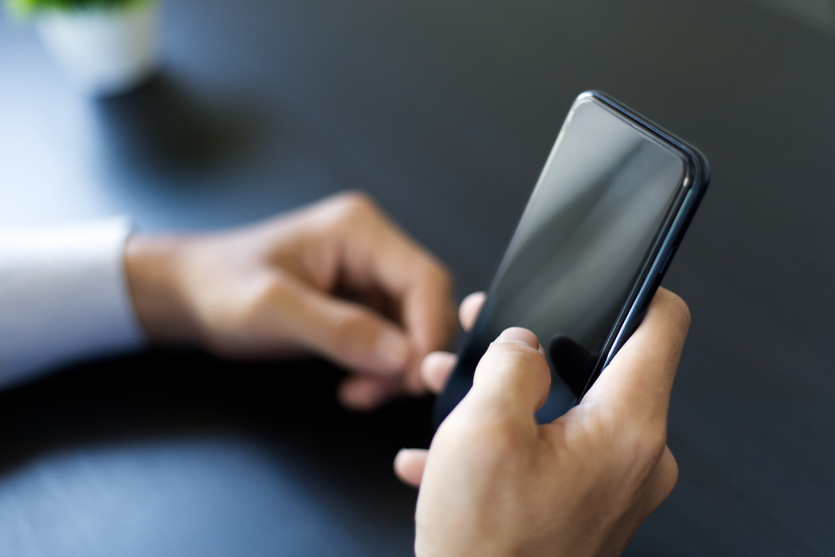 スマートフォンを操作する人の手元　a man touching a smartphone