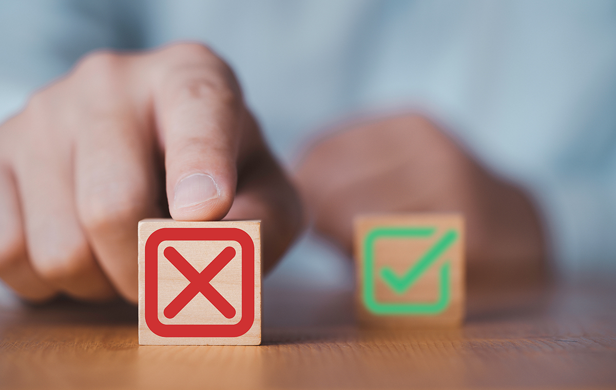 ×とチェックマークのついた積み木
