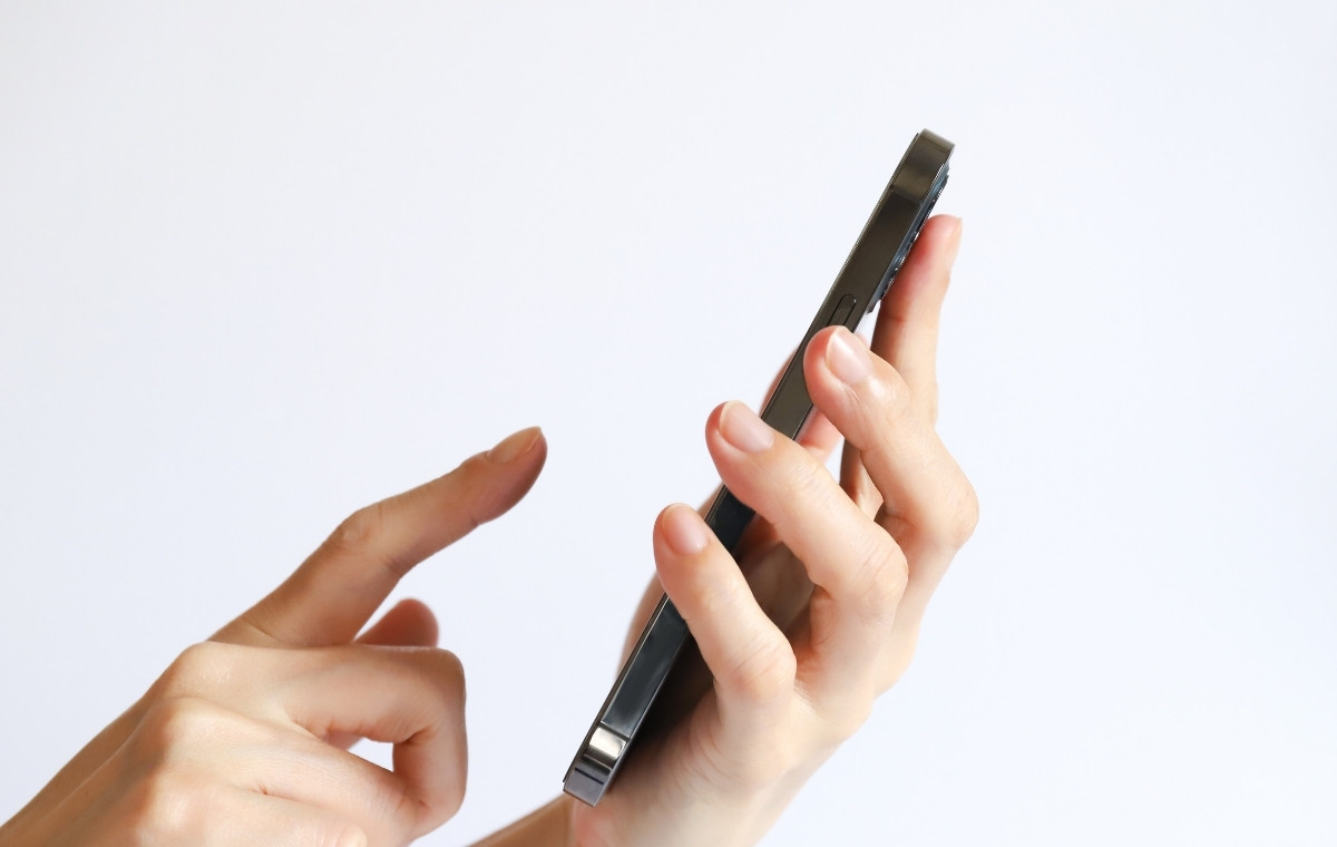 スマホを操作する手元の写真