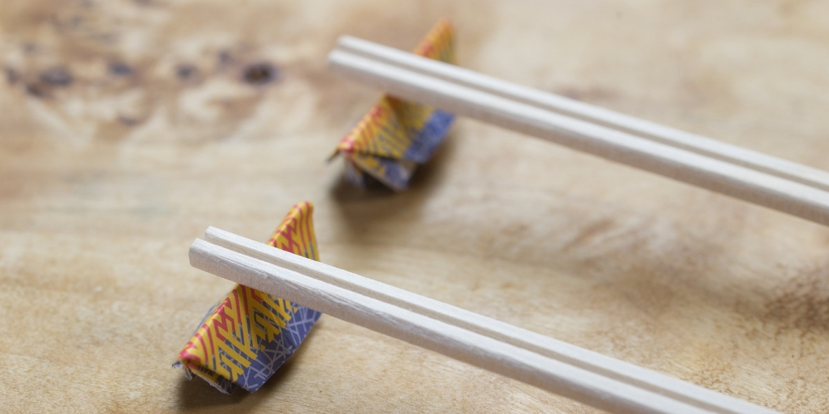 箸置きに置かれた割りばしの写真