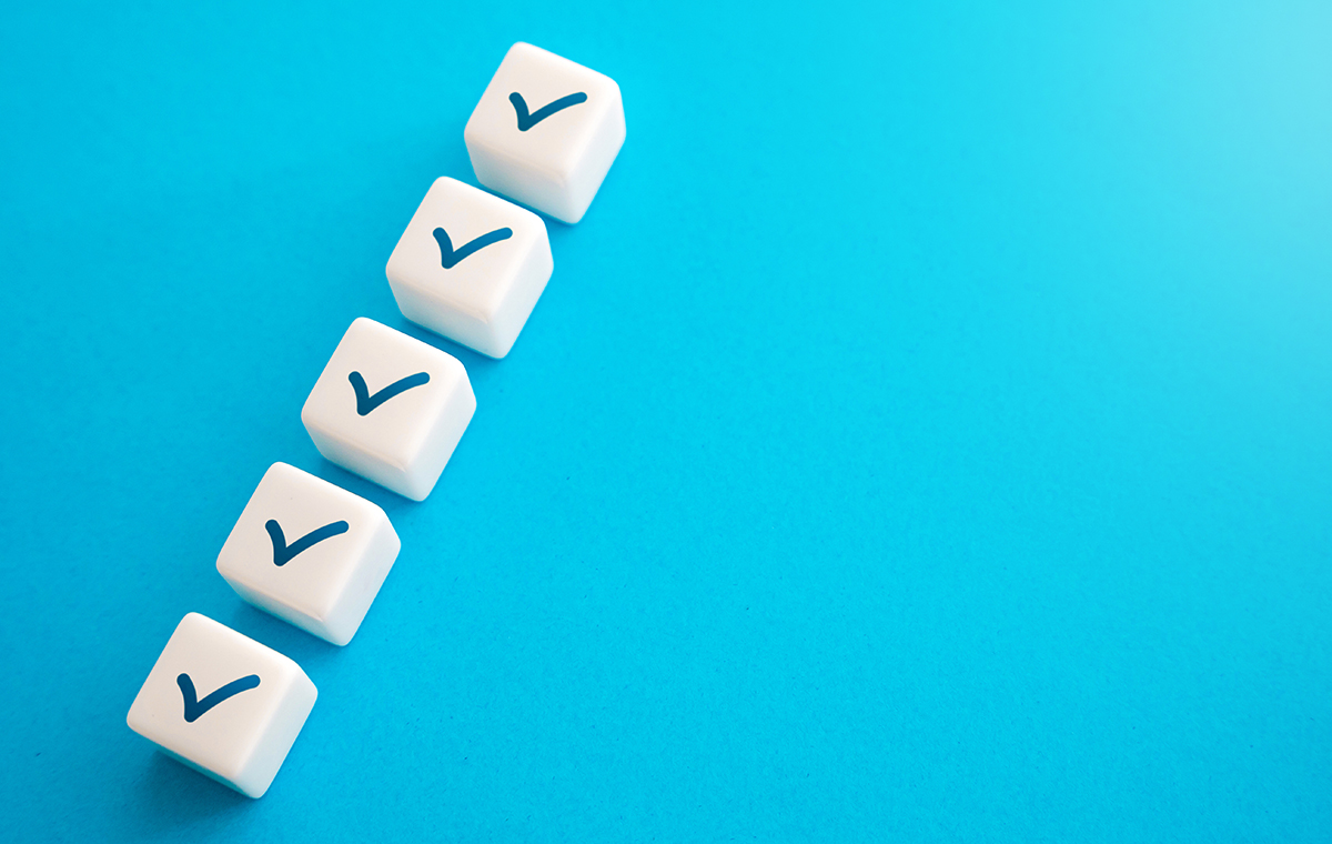 チェックマークがついたキューブが並んでいる様子