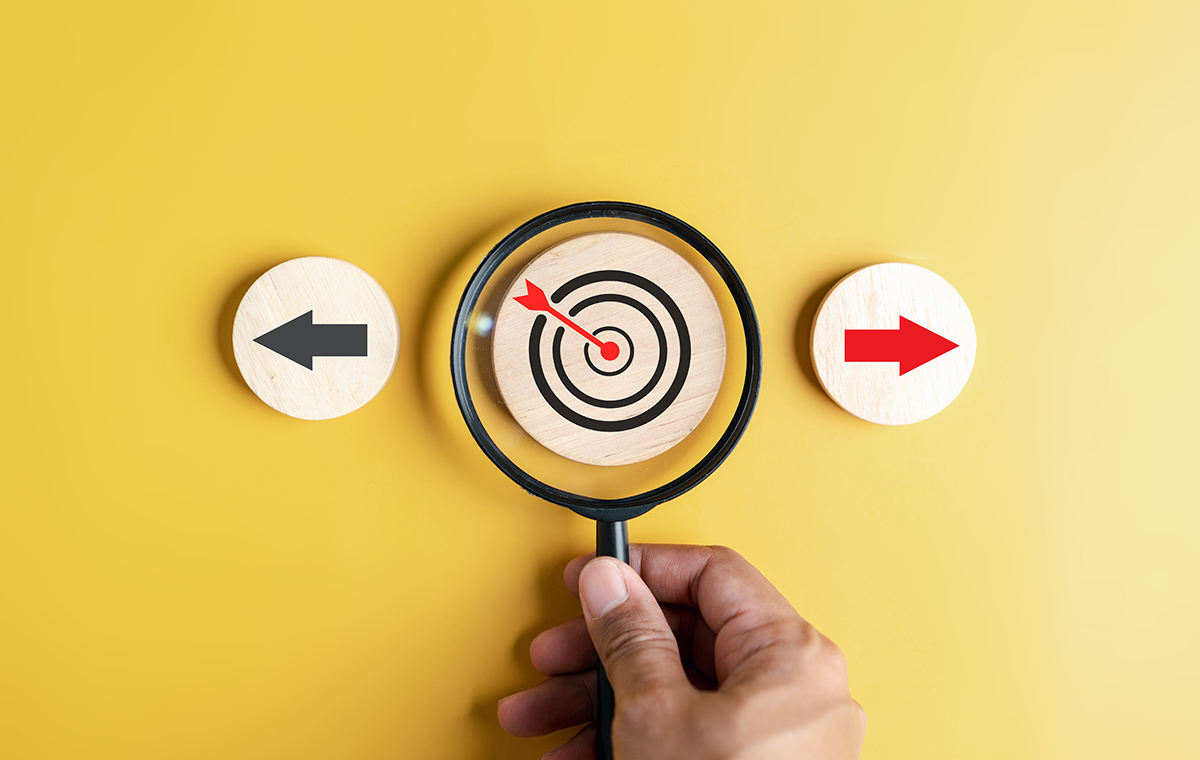 矢印がプリントされた木製の円形プレートと的がプリントされた木製プレート