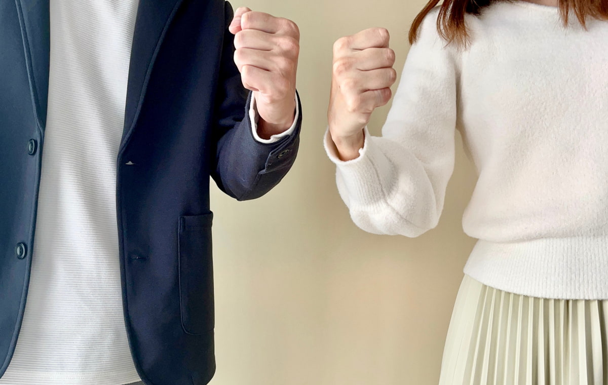 ガッツポーズをした男女の手元の写真