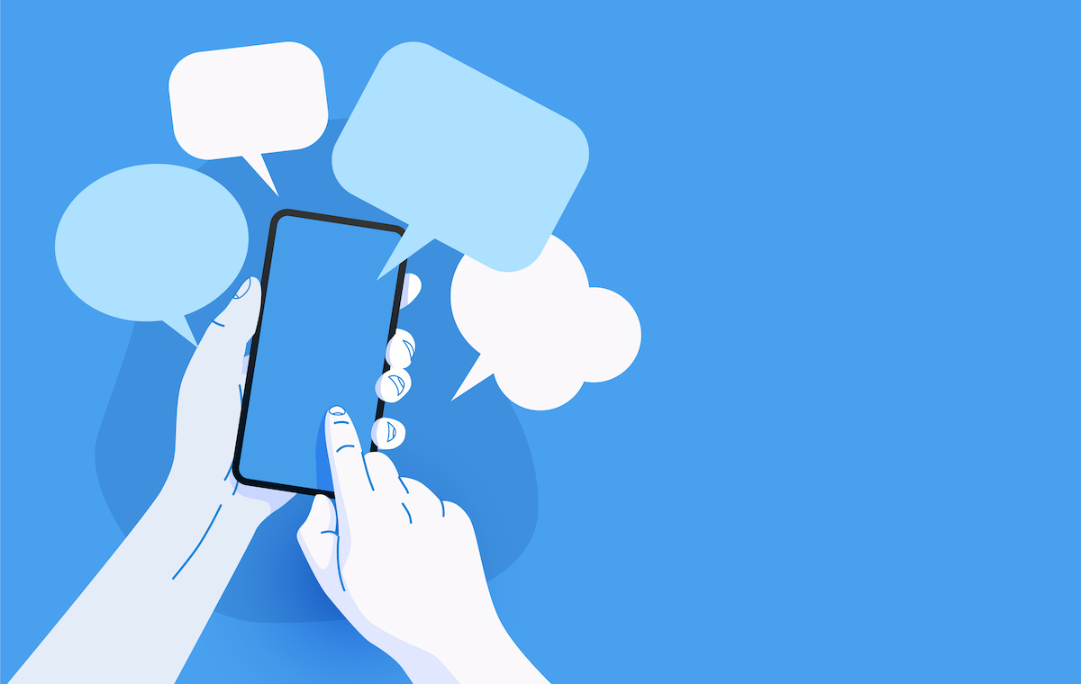 スマホを持っている手元とメッセージアイコンのイラスト