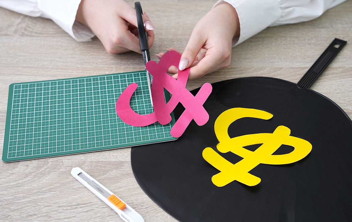 推し活 うちわを作っている様子