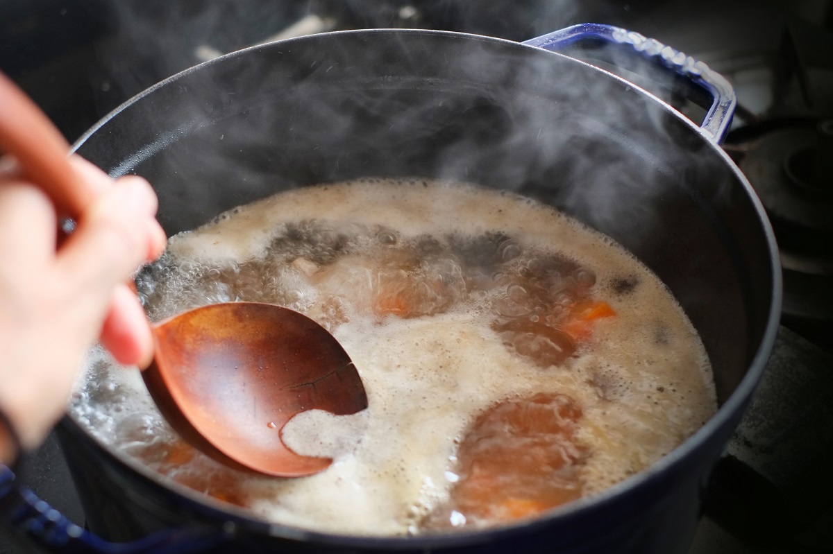 料理のアクをとっている様子