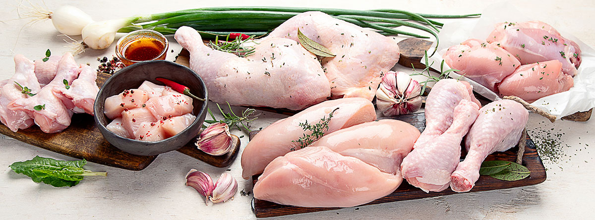 鶏肉のさまざまな部位が並んでいる