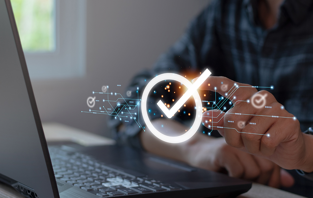 PCを操作する男性