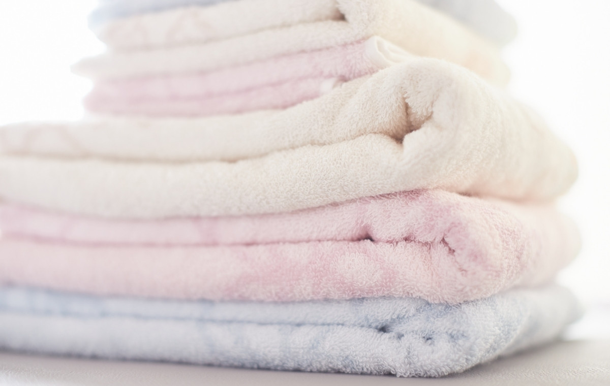 積まれたバスタオルの写真