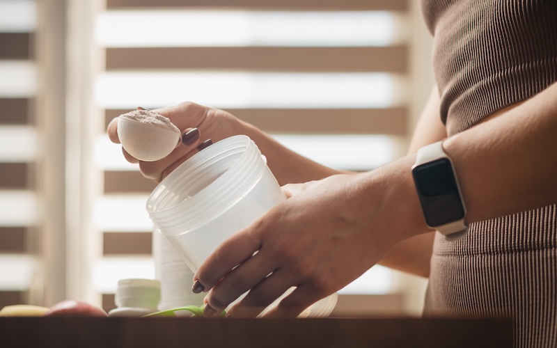 シェイカーにパウダーを入れようとしている人の写真