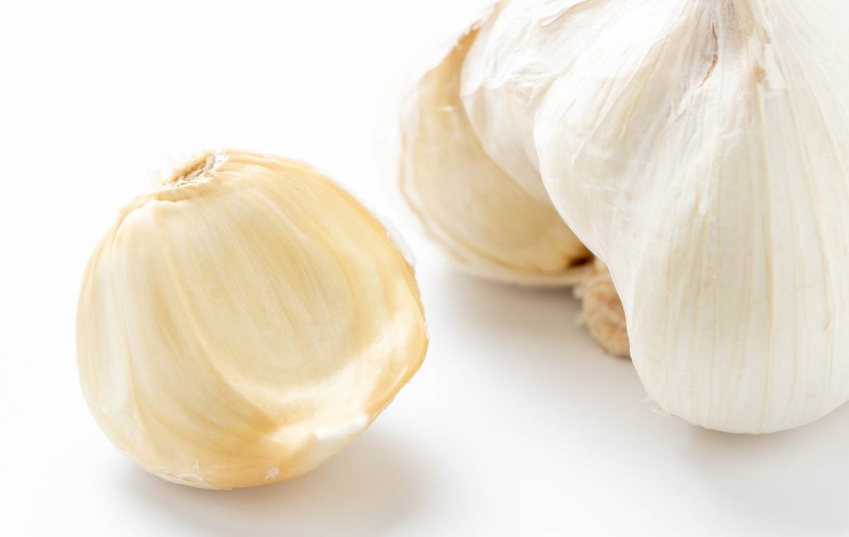 にんにくとにんにくのかけらの写真