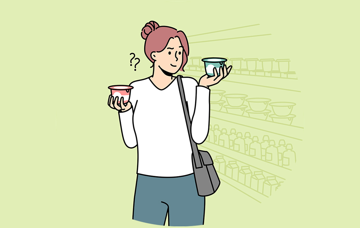 カップヨーグルトを両手に1つずつ持ち、違いを確認している女性 イラスト