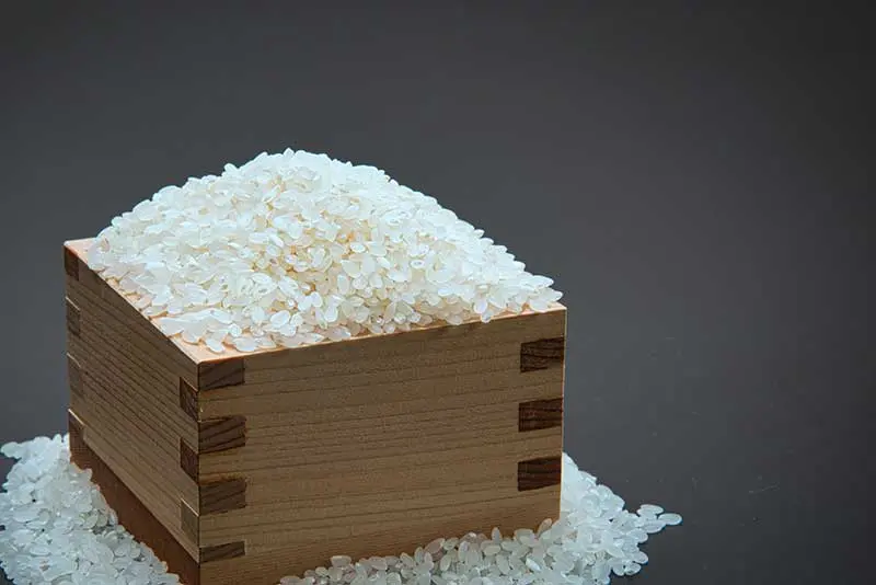 升に盛られた米