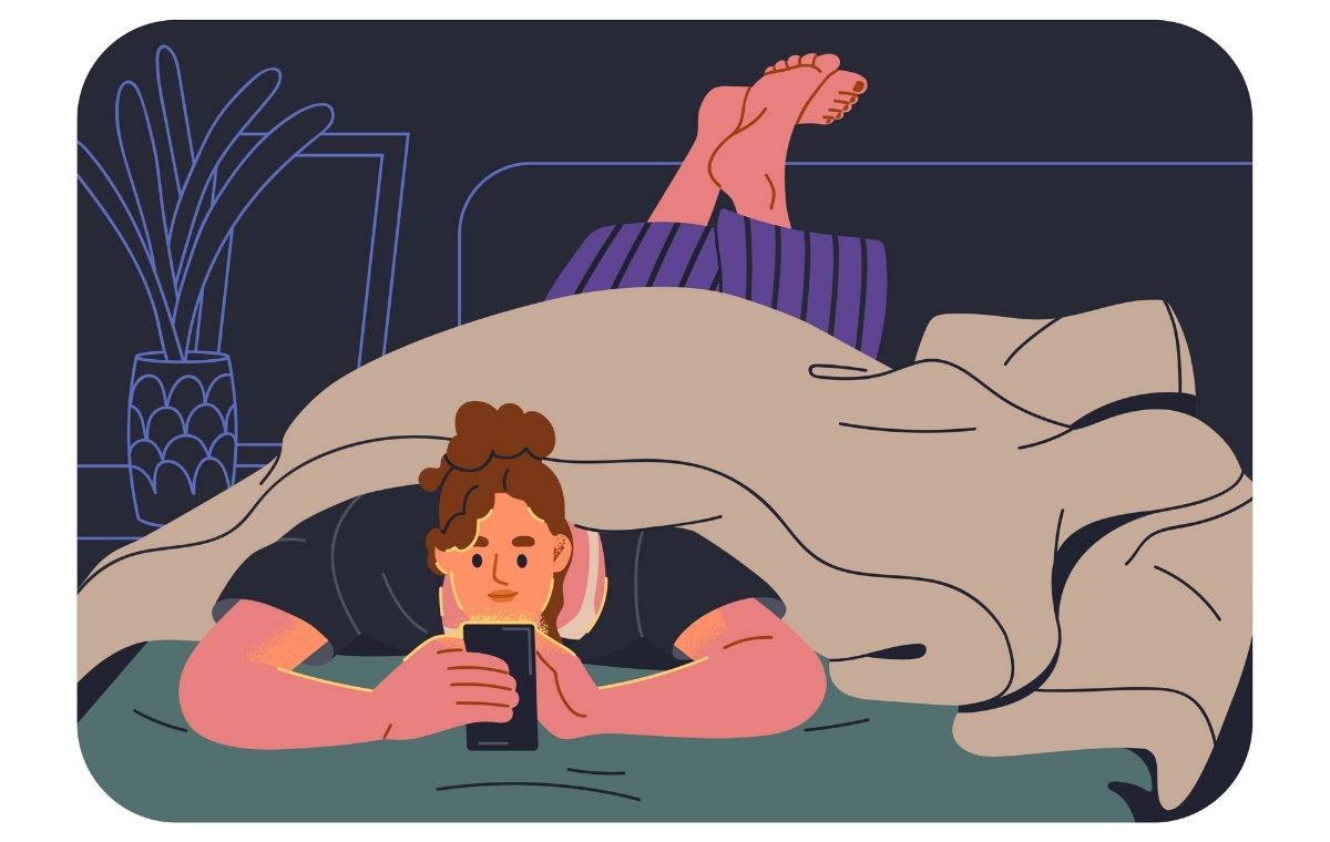 暗い中ベッドに寝転んでスマホを楽しそうに見ている女性のイラスト
