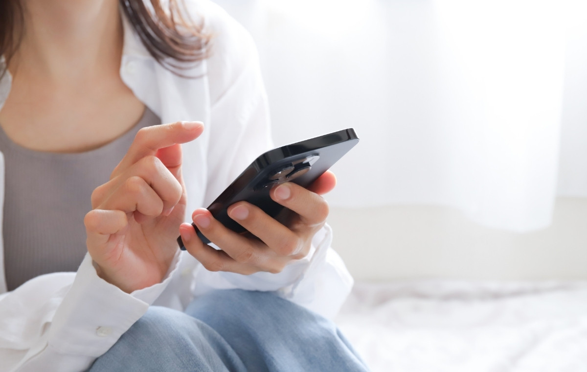 スマホを操作する女性の写真