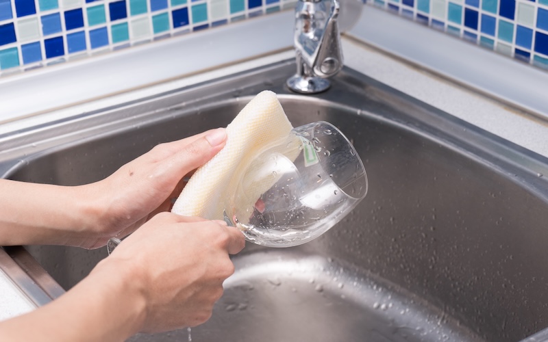 グラスを洗っている写真