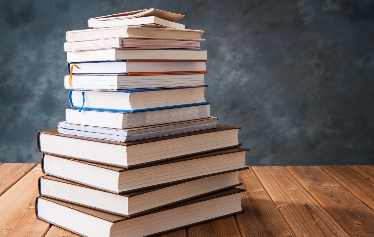 積まれた本の写真