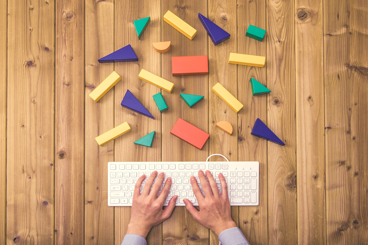 パソコンのキーボードとカラフルな積み木のイメージ写真
